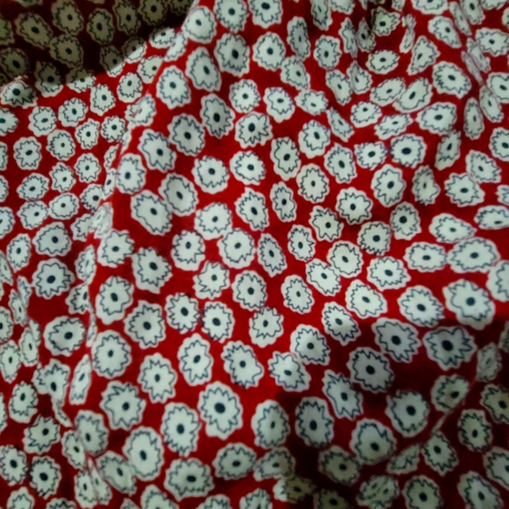 Off the Shoulders blouse floral with white flowers red background crop top M fit